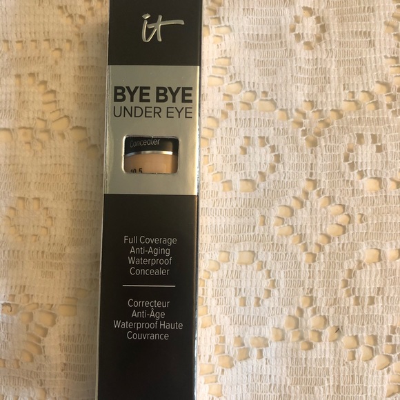 it cosmetics Other - IT Cosmetics Bye Bye undereye concealer in light